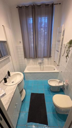 a bathroom with two sinks and a tub and two toilets at il Casale di Adriana in Grugliasco