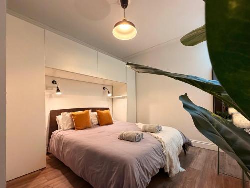 Ένα ή περισσότερα κρεβάτια σε δωμάτιο στο Stylish Maisonette off the Seafront