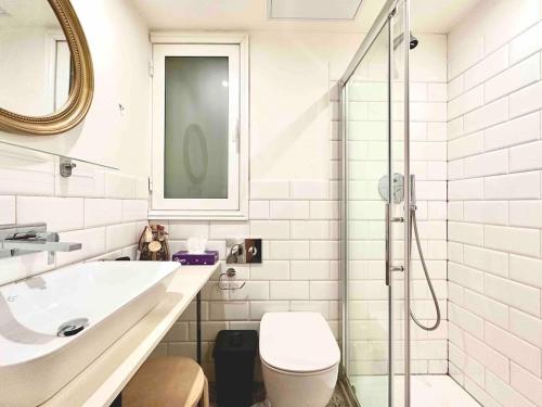 Ένα μπάνιο στο Stylish Maisonette off the Seafront