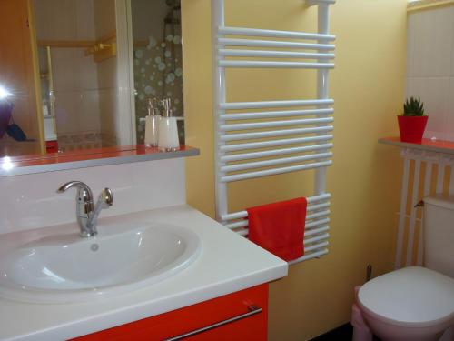 a bathroom with a sink and a toilet at A L'abri in Saint-Nolff