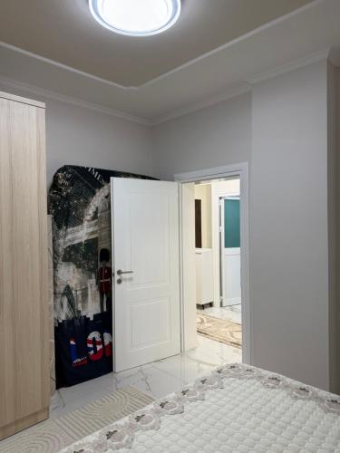 シェンジンにあるApartament shengjin Bekoのベッドルーム1室(ベッド1台、白いドア付)