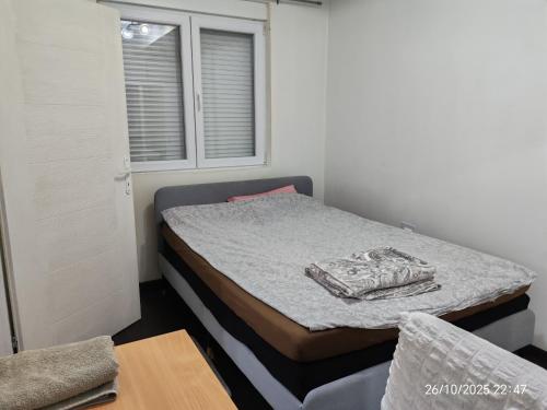 ein kleines Schlafzimmer mit einem Bett in einem Zimmer in der Unterkunft Simone in Pojate