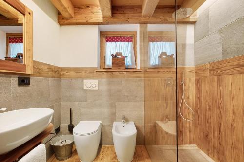 a bathroom with a toilet and a sink and a shower at Casa Promindoz in Valtournenche