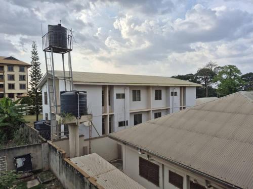 een wit gebouw met daarop een watertoren bij The DomeApp Apartment in Kumasi