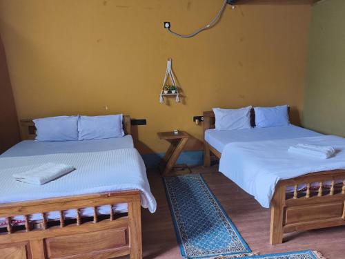 La Bella Hotels and Resorts في بوروليا: سريرين في غرفة بجانب بعض