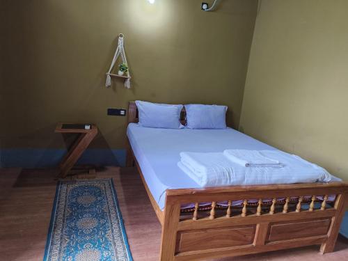 La Bella Hotels and Resorts في بوروليا: غرفة نوم بسرير خشبي مع مرتبة بيضاء