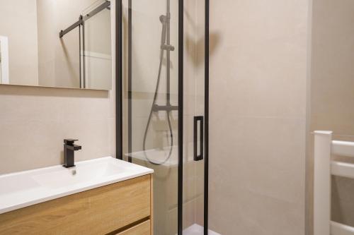 une salle de bain avec lavabo et douche dans l'établissement Appartment Veeweyde 5, à Bruxelles