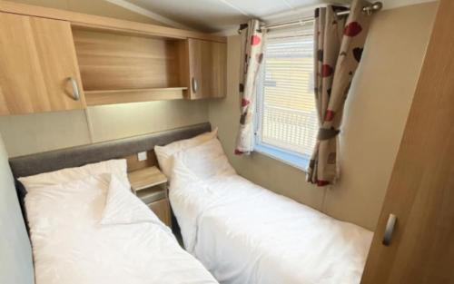 Postel nebo postele na pokoji v ubytování Luxury holiday home Devon cliffs