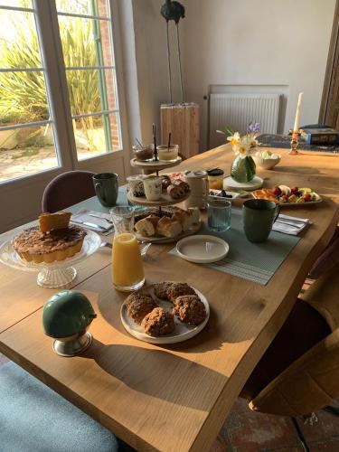 GarganvillarにあるLa Bastilac chambre Natureの木製テーブル(朝食用食品、オレンジジュース付)