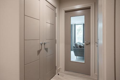 Fotografie z fotogalerie ubytování Skyline Serenity: Exquisite 3-Bedroom Ultra-Luxury Penthouse v destinaci Belfast