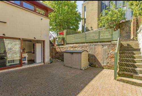 a building with a trash can next to a building at Bruce on the Row-Historic Elegance near Edinburgh in Dunfermline
