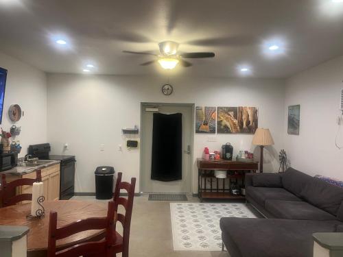 Posezení v ubytování Redfish Bed and Bath