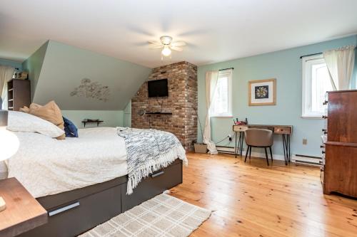 Postel nebo postele na pokoji v ubytování The Pines Woodland Retreat With Pool and Outdoor Pavilion