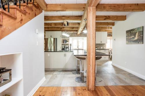 Kuchyň nebo kuchyňský kout v ubytování The Pines Woodland Retreat With Pool and Outdoor Pavilion