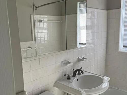 Koupelna v ubytování Charming 2-bedroom house with fitness room and AC in welcoming Buford