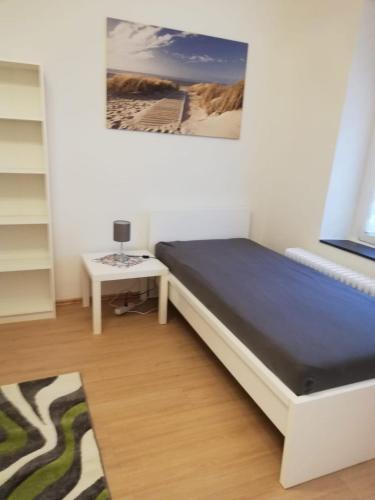 a small bedroom with a bed and a table at Gemütliche Erdgeschosswohnung mit 3 Einzelzimmern! in Niederdorla