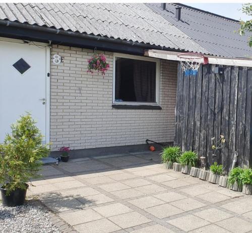 Het gebouw waarin het vakantiehuis zich bevindt