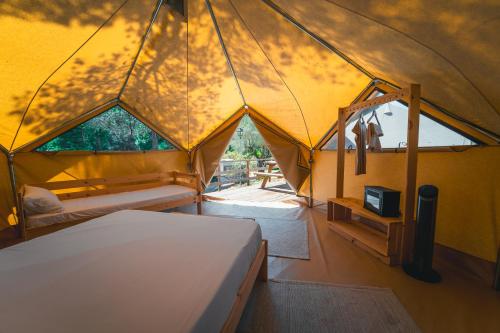 Ένα ή περισσότερα κρεβάτια σε δωμάτιο στο Tres Estrellas Costa Brava