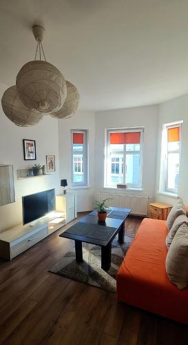een woonkamer met een bank en een tafel bij Old Town Apartment Bydgoszcz in Bydgoszcz