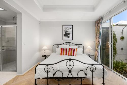 Ένα ή περισσότερα κρεβάτια σε δωμάτιο στο Modern Beach Retreat - Eden Beach Sanctuary