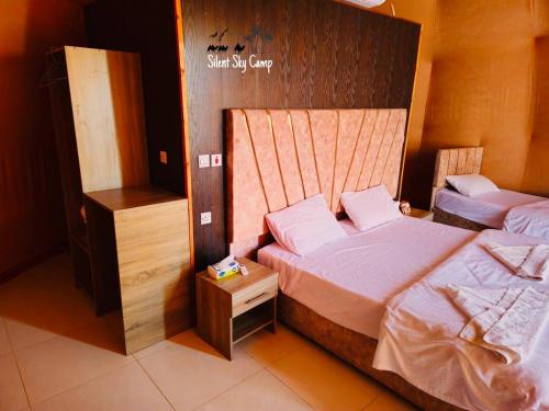 Giường trong phòng chung tại Silent Sky Camp