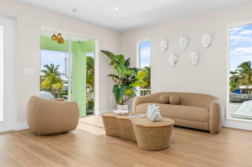 Palm IslandにあるAqua Verde Waterfront Gem Dock Game Roomのソファとテーブルのあるリビングルーム