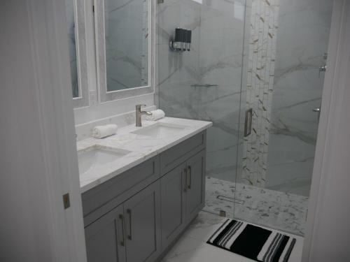 Snowball at the beach في كيب كورال: حمام أبيض مع حوض ودش