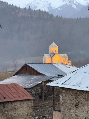 Nespecifikovaný výhled na hory nebo výhled na hory při pohledu z penzionu