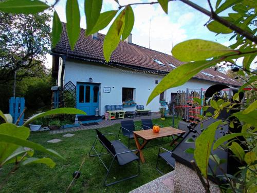 een tuin met stoelen en een tafel en een huis bij TUTTO House in Frýdlant nad Ostravicí