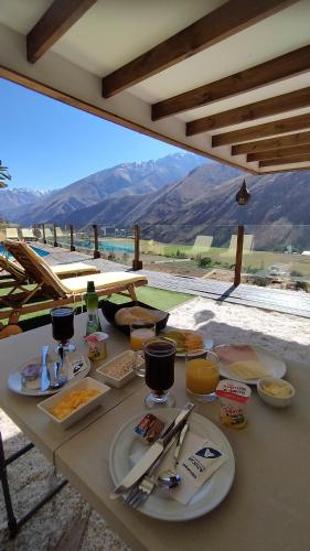 Nespecifikovaný výhled na hory nebo výhled na hory při pohledu z chaty