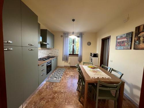 a kitchen with a table and chairs in a room at Belvedere House Peccioli in Peccioli