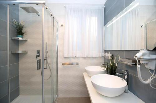 Un baño con ducha, lavabo e inodoro. en Villa Dei in Positano - Camere, en Positano