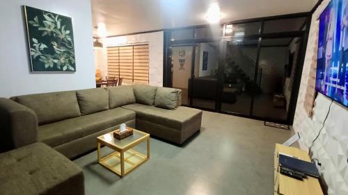 Televiisor ja/või meelelahutuskeskus majutusasutuses Transient Home- Entire House Near the Beach