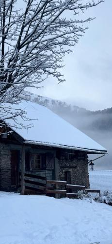 domek ze śniegiem na górze w obiekcie Les Écrins d'or - Maison Les Deux Alpes w mieście Les Deux Alpes