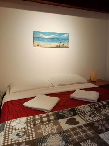 穆贾B&B Raggio di sole的一间卧室，墙上有两张床和一幅画