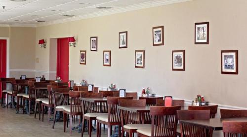 une rangée de tables et de chaises dans un restaurant dans l'établissement Iberia House & Suites, à La Nouvelle-Ibérie