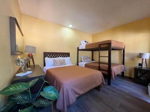 Ένα ή περισσότερα κρεβάτια σε δωμάτιο στο Cabaña No.10 Puerta del Bosque Mazamitla.