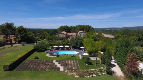 uma vista aérea de uma propriedade com piscina em La Cour Des Sens em Lagnes