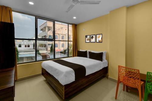 Ένα ή περισσότερα κρεβάτια σε δωμάτιο στο Hotel O MSR Grand Hotel