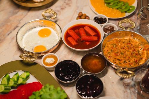 een tafel met kommen met verschillende soorten eten bij Selebrity Cappadocia in Avanos