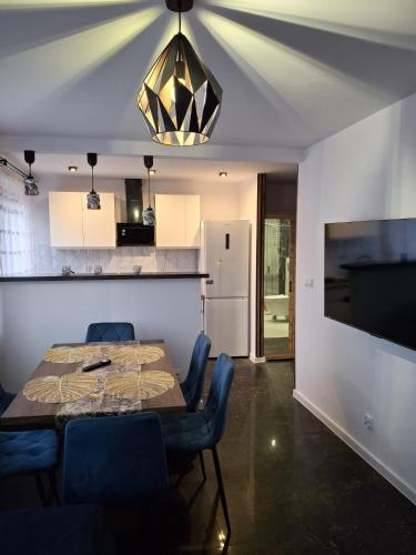 eine Küche und ein Esszimmer mit Tisch und Stühlen in der Unterkunft Apartament pod Czarną Górą in Stronie Śląskie