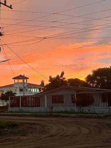 Η ανατολή ή δύση του ηλίου όπως φαίνεται από αυτός ο ξενώνας ή από εκεί κοντά