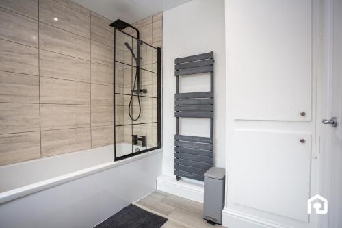 La salle de bains est pourvue d'une étagère en verre et d'un miroir. dans l'établissement The Ryton Free Wi-fi Parking, à Winlaton