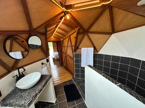 Ένα μπάνιο στο Gaiatri Holistic Glamping