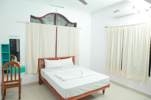 Ένα ή περισσότερα κρεβάτια σε δωμάτιο στο Lakshmi Ayurveda & Yoga Retreat