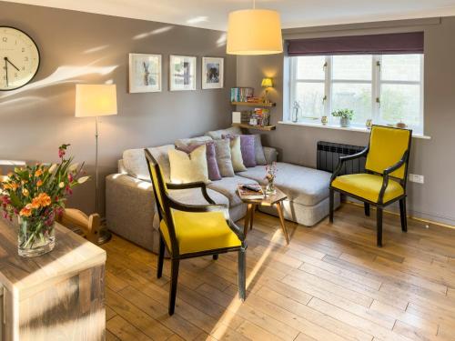 Posezení v ubytování The Helmsley Retreat