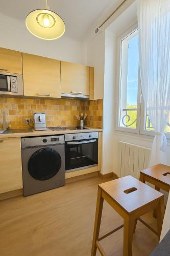 a kitchen with a stove and a dishwasher at Côté Vieil Antibes in Antibes