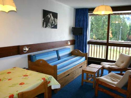 ein Schlafzimmer mit einem Bett, einem Tisch und einem Stuhl in der Unterkunft Appartement 2 pièces, 6 pers, au pied des pistes, Le Praz de Lys - FR-1-815-8 in Le Praz de Lys