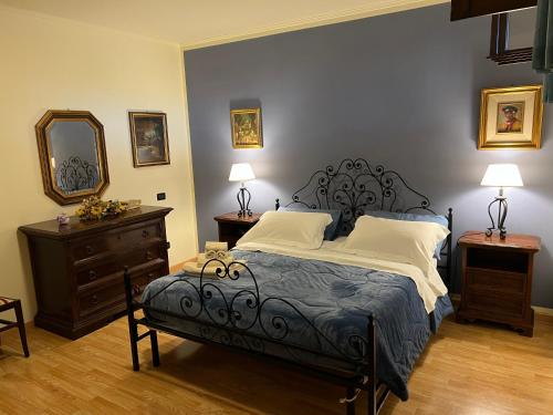 una camera con un letto, due comodini e uno specchio di Assisi, la Noce ad Assisi