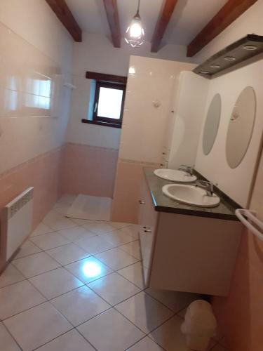 a bathroom with two sinks and a mirror at Gîte ETXOLA in Saint-Étienne-de-Baïgorry
